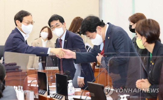 지난 11월 16일 국회에서 열린 연금개혁특위 2차 회의에서 김성주 더불어민주당 의원이 배준영 윤창현 국민의힘 의원 등과 인사하고 있다.<연합뉴스>